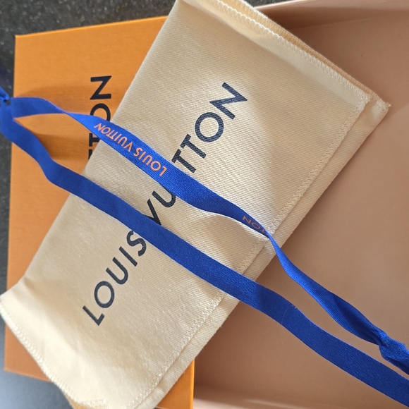 LOUIS VUITTON WOMENS CLUTCH - Picture 6 of 6